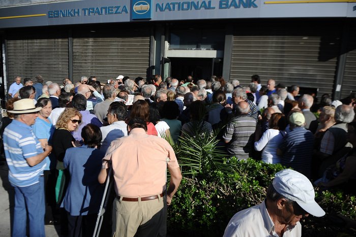 Στα ίδια καταστήματα τραπεζών όσοι συνταξιούχοι δεν έχουν ακόμα εισπράξει τα 120 ευρώ