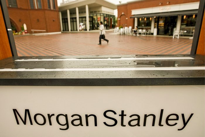 Morgan Stanley: Η ολοκλήρωση της αξιολόγησης μπορεί να μειώσει τα spreads των ελληνικών ομολόγων και να αυξήσει τις τιμές μετοχών των ελληνικών τραπεζών κατά 90%