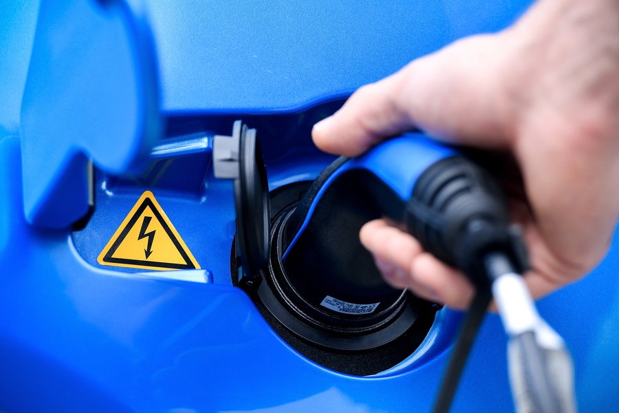 ACEA: Ελλιπές το δίκτυο φόρτισης των ηλεκτρικών αυτοκινήτων της ΕΕ
