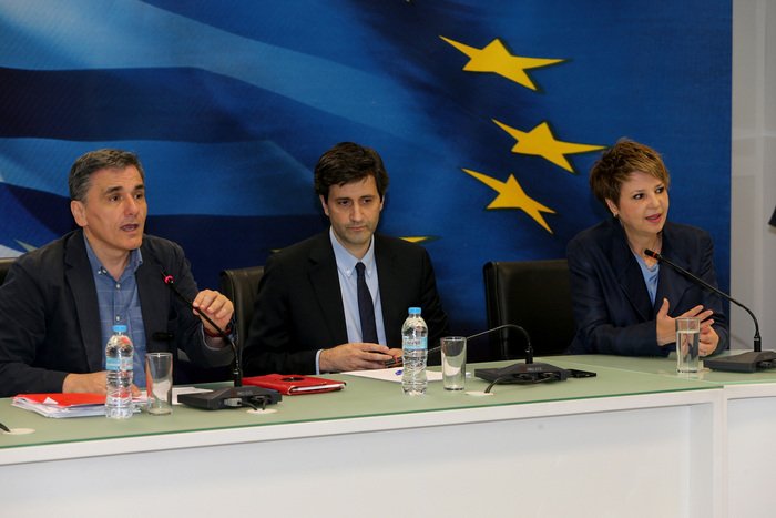 Τσακαλώτος- Χουλιαράκης: Σε συνέντευξη τύπου για τις αποφάσεις του Eurogroup αναγνώρισαν ότι το χρέος δεν είναι βιώσιμο