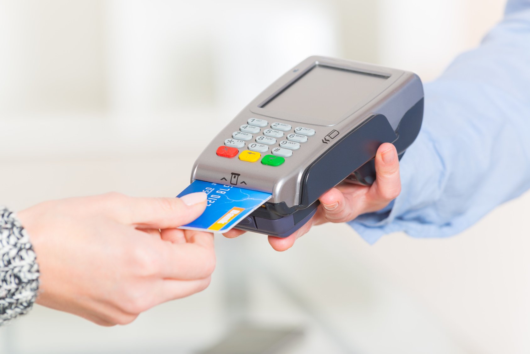 ΑΑΔΕ: Οι πληρωμές με POS ενίσχυσαν τα έσοδα από ΦΠΑ και τη διαφάνεια στις συναλλαγές