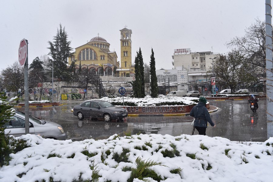 Κακοκαιρία Ελπίδα: Μέχρι την θάλασσα έφτασαν τα χιόνια σε Εύβοια και Φθιώτιδα