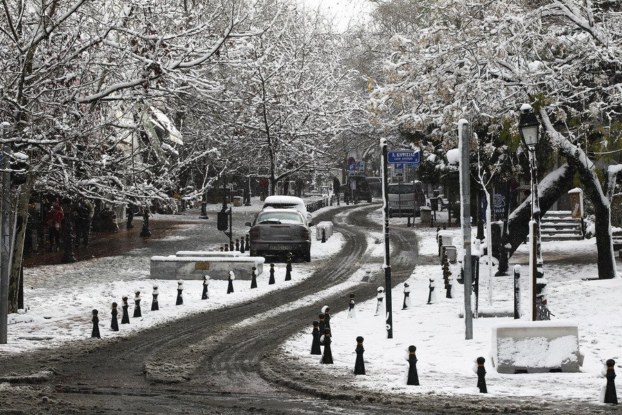 Πώς κινούνται τα ΜΜΜ: Κυκλοφορούν λεωφορεία και τρόλεϊ. Κανονικά μετρό (2&3) μέχρι Δ. Πλακεντίας , γραμμή 1 Πειραιάς - Ειρήνη. Tραμ σε όλο το δίκτυο