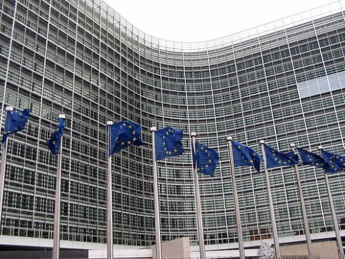 Αύξηση εσόδων θα σημάνει μείωση φόρων, επισημαίνεται σε έκθεση της Κομισιόν