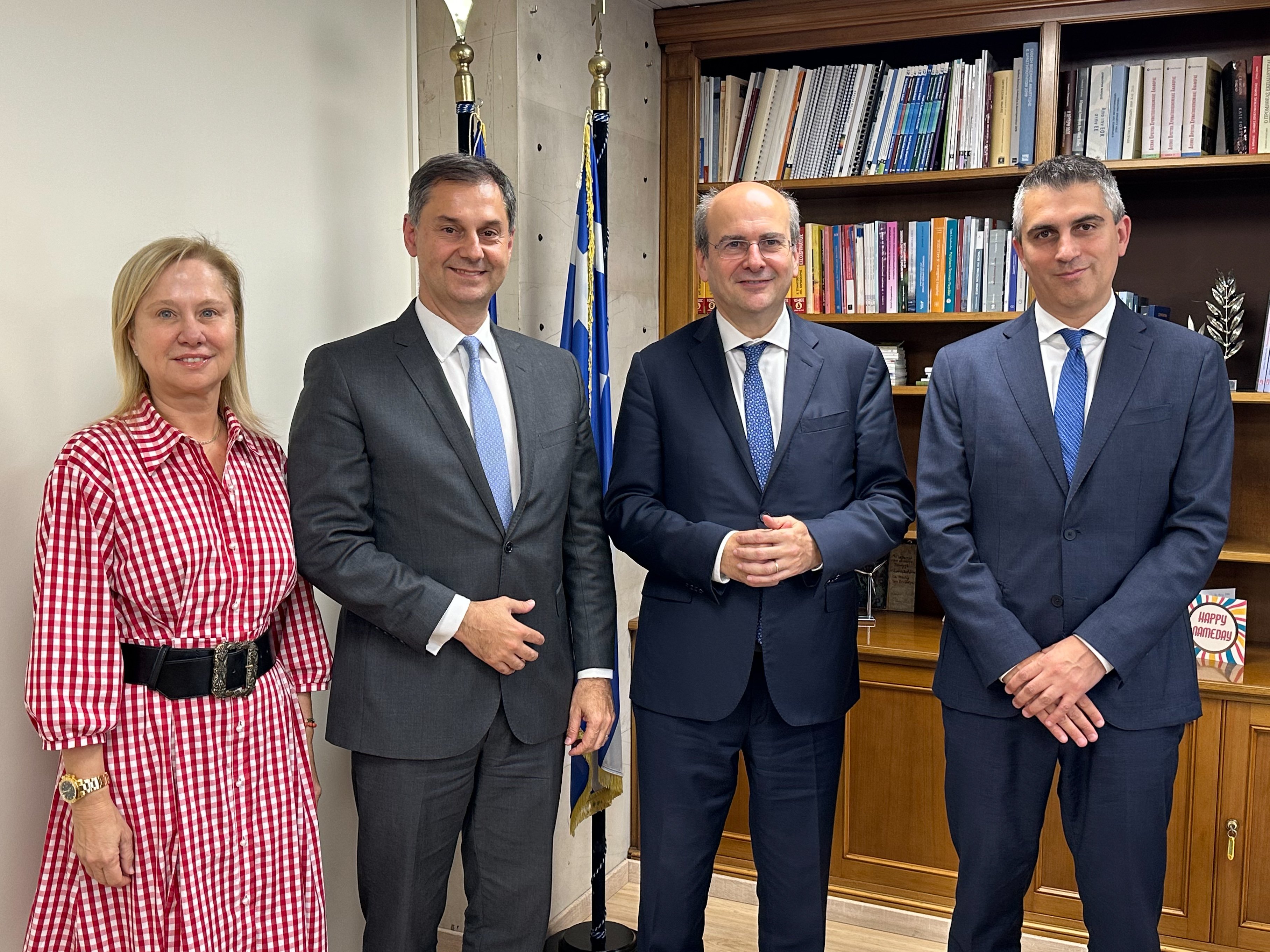 Ο Χάρης Θεοχάρης παρέδωσε στον Χρίστο Δήμα