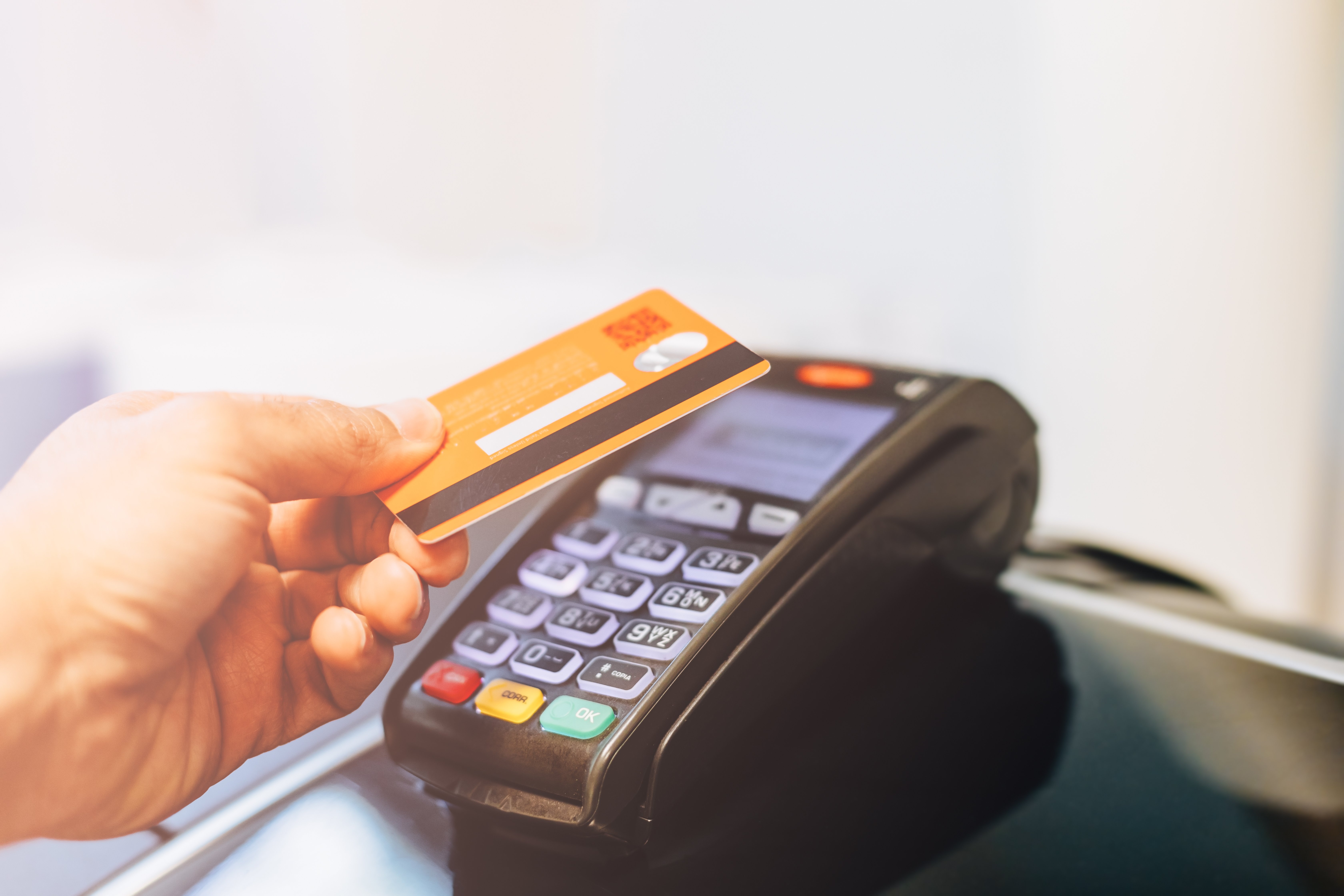 ΑΑΔΕ: Υποχρεωτική διασύνδεση των POS με ταμειακές μηχανές - Έρευνα για τις ηλεκτρονικές πληρωμές