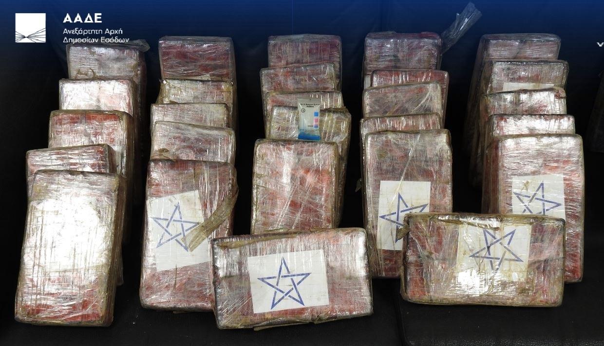 ΑΑΔΕ: Εντοπίστηκαν 39 κιλά κοκαΐνης σε κοντέινερ με μπανάνες στον Πειραιά – Πάνω από 1 εκ. ευρώ η αξία τους