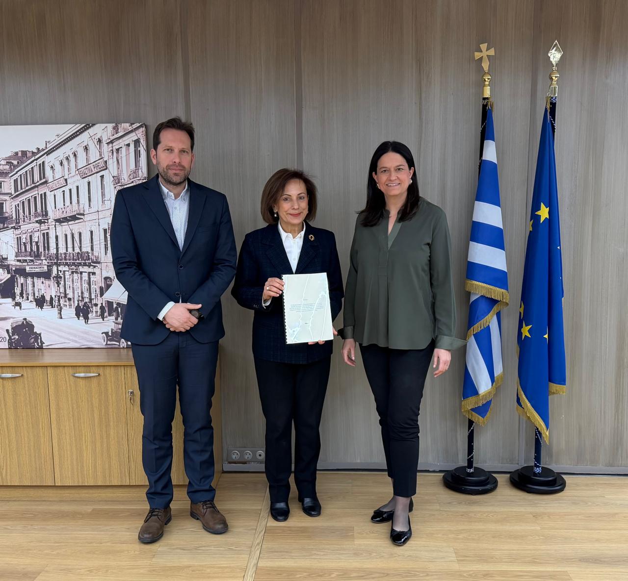 Παρελήφθη από την ΥΠΕΚΑ Ν. Κεραμέως το πόρισμα για ενίσχυση της αρχής ίσης αμοιβής μεταξύ ανδρών και γυναικών