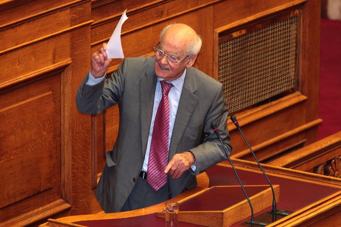 Βουλή: Την αναστολή του φόρου υπεραξίας ακινήτων ζητάει ο πρώην πρόεδρος της Βουλής Απ. Κακλαμάνης