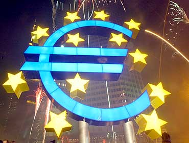 Σενάρια για νέα αναδιάρθρωση του ελληνικού χρέους ώστε να καταστεί βιώσιμο - Το βάρος στην ΕΚΤ