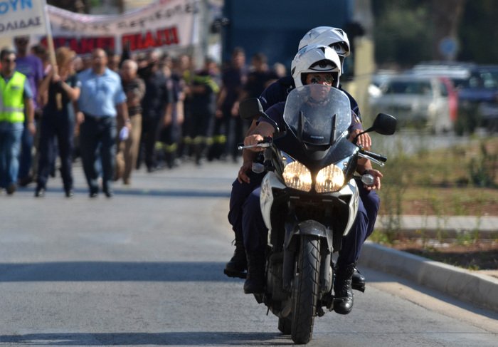 Συγκέντρωση ενστόλων μπροστά από το υπουργείο Οικονομικών