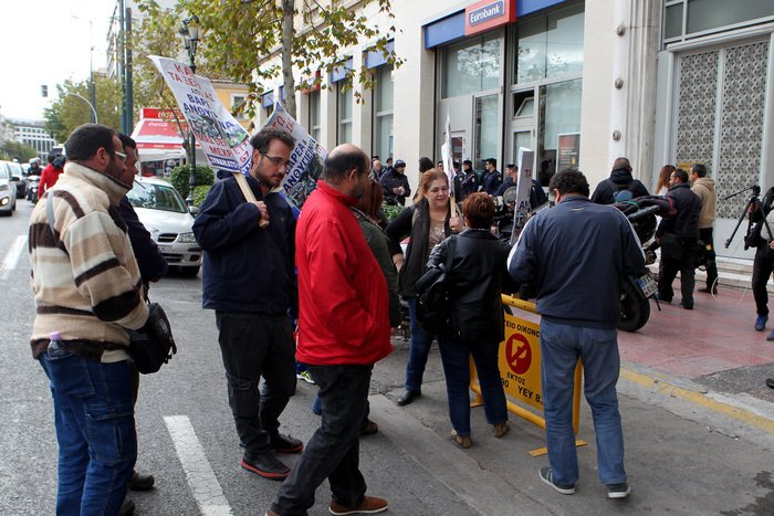 Τον αναπληρωτή υπουργό Οικονομικών Τρ. Αλεξιάδη συνάντησε αντιπροσωπεία των οικονομολόγων και λογιστών-φοροτεχνικών που διαδήλωσαν έξω από το υπουργείο. Νέος κύκλος κινητοποιήσεων την Τρίτη