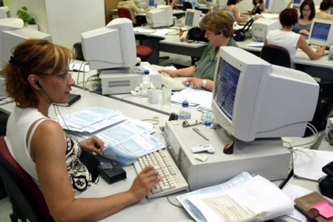 Πως θα γίνει η παρακράτηση μισθού στους δημοσίους υπαλλήλους