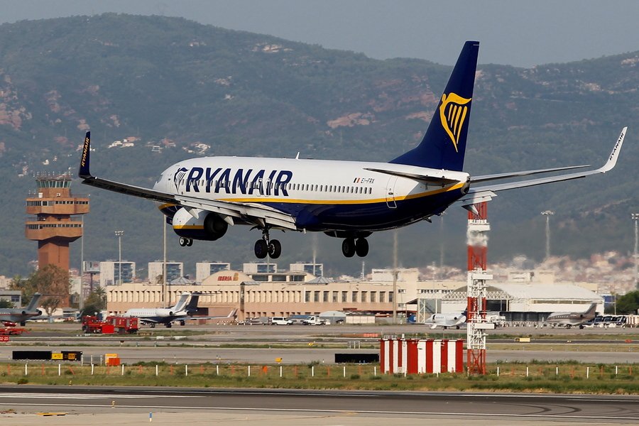 Ryanair: Ενδεχόμενη πλήρης καθήλωση του αεροπορικού στόλου, αναστολή συμβάσεων εργασίας, μείωση ωρών εργασίας και πληρωμών