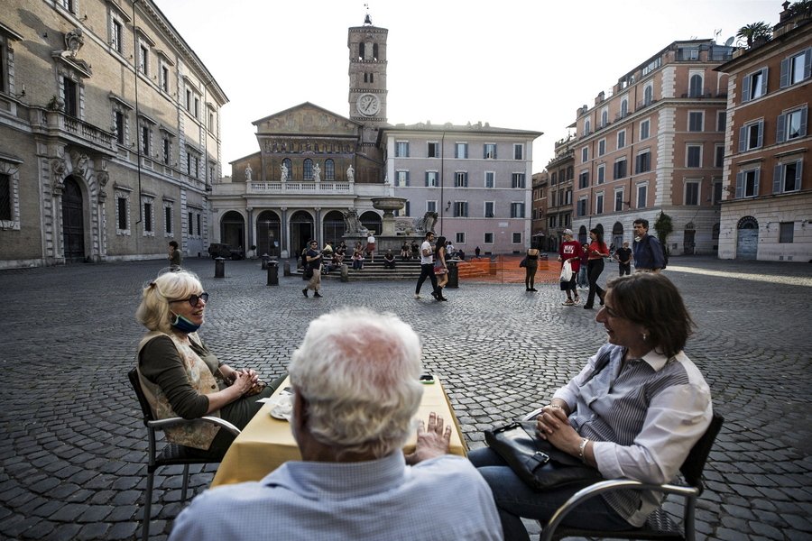 Ιταλία: Εξήντα χιλιάδες εθελοντές αναζητά η χώρα για να βοηθήσουν στην τήρηση των αποστάσεων ασφαλείας σε δρόμους, εστιατόρια και παραλίες