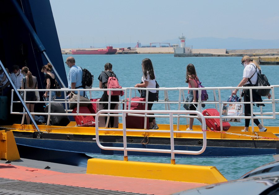 26.000 επιβάτες αναχωρούν σήμερα από το λιμάνι του Πειραιά .Μέτρα διευκόλυνσης επιβατών από το λιμενικό